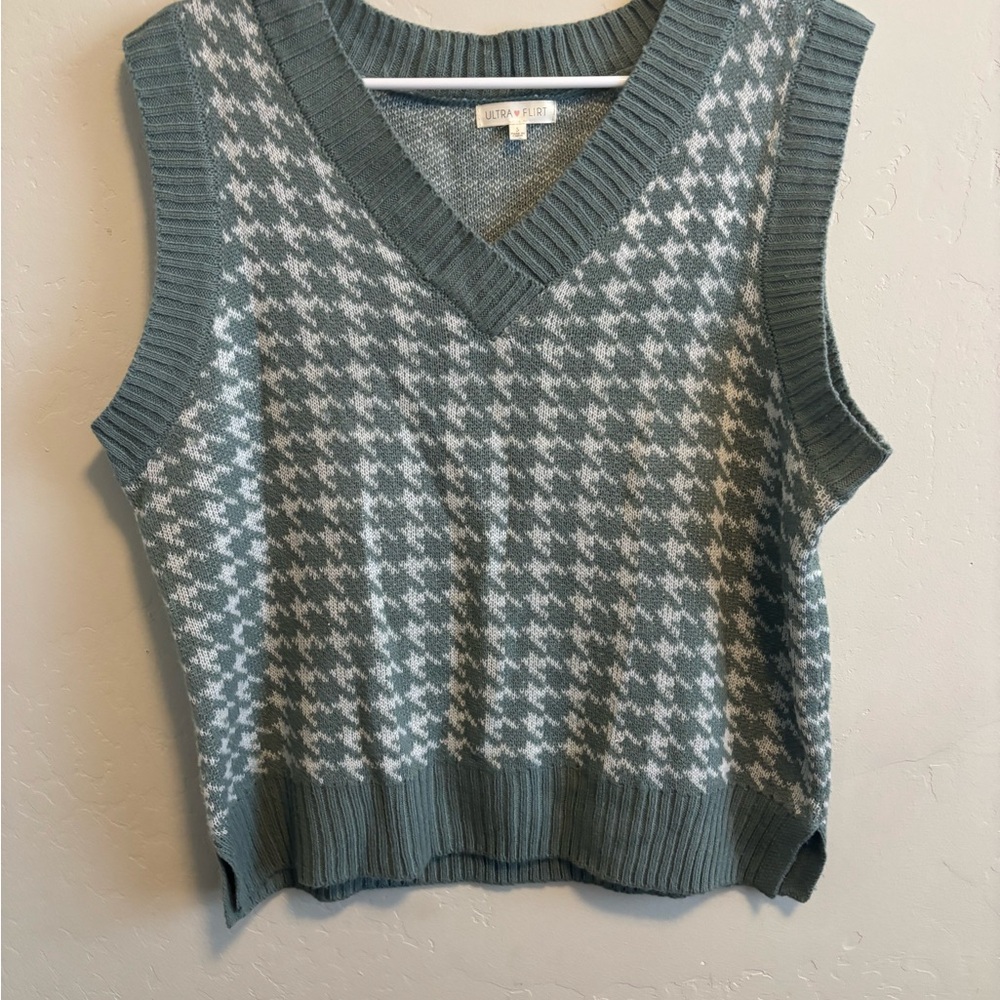 Ultra Flirt DILLARDS V-Neck Houndstooth Sweater Vest - Green and White